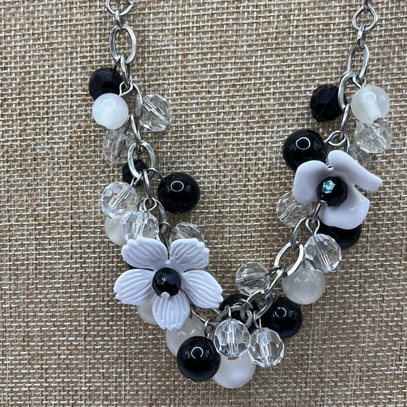 Necklace Black White Beads with White flowers Silver-tone Neutral colors - Picture 2 of 7